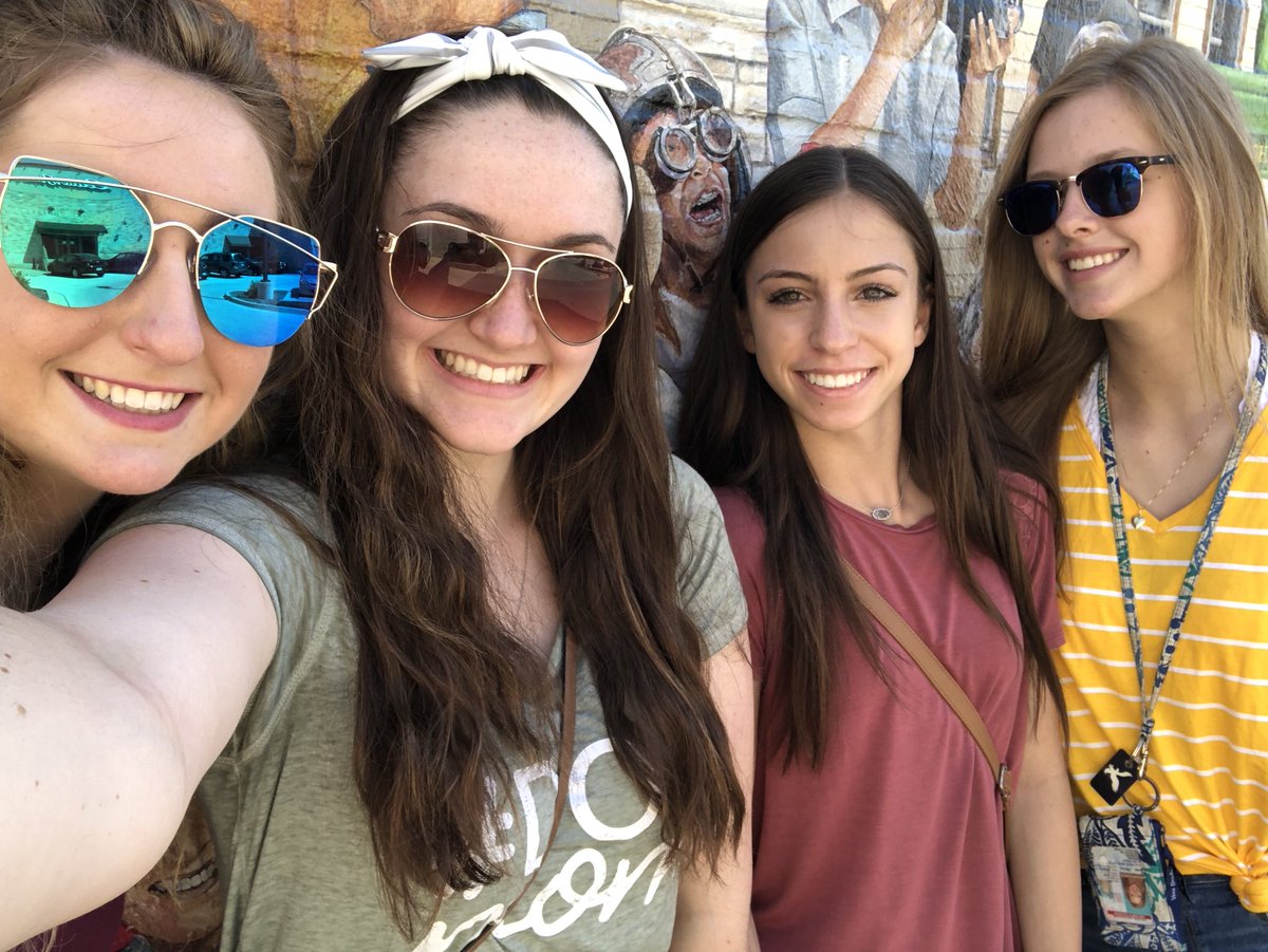 OmqVic's tweet photo. Great day in Naperville with my gorls 💕  @emilye_808 https://t.co/hR9DhfR45R