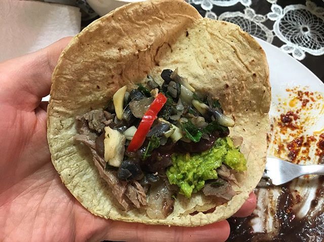 Voici un vrai taco mexicain avec #cecina #guacamole #frijoles #chilehabanero #huitlacoche #tortilla #tlaxcalli #maïs #salsamacha #tacos #mexico #mexique #gastronomie #oldelpasocestdelamerdeetatsuniennes