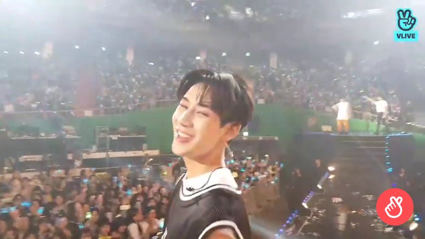 mtbb100261's tweet photo. เนี้ยยคือพี่มาร์คเป็นคนถ่ายเเล้ว....ทำไม คืออะไร น้องเขินทำไม~~😂😂 #MarkBam #MTVLAKPOPGOT7 #PremiosMTVMiaw #GOT7 @GOT7Official https://t.co/BIMWWXNpR8