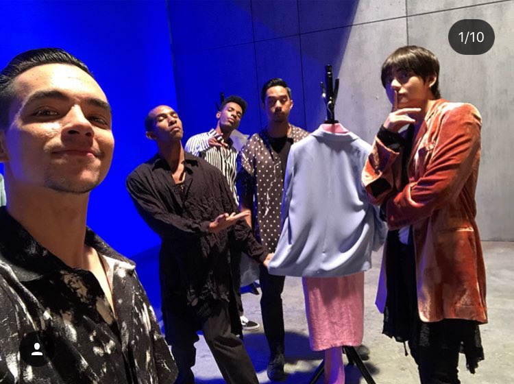 taehyungpic's tweet photo. [ INSTA ] #BTS #V with Kevin Van Nguyen &amp; other dancers, choreographers 

🔗 https://t.co/4tHPSpInxj
#Singularity #뷔 #태형 https://t.co/kmctixPhI3