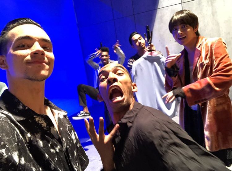 taehyungpic's tweet photo. [ INSTA ] #BTS #V with Kevin Van Nguyen &amp; other dancers, choreographers 

🔗 https://t.co/4tHPSpInxj
#Singularity #뷔 #태형 https://t.co/kmctixPhI3