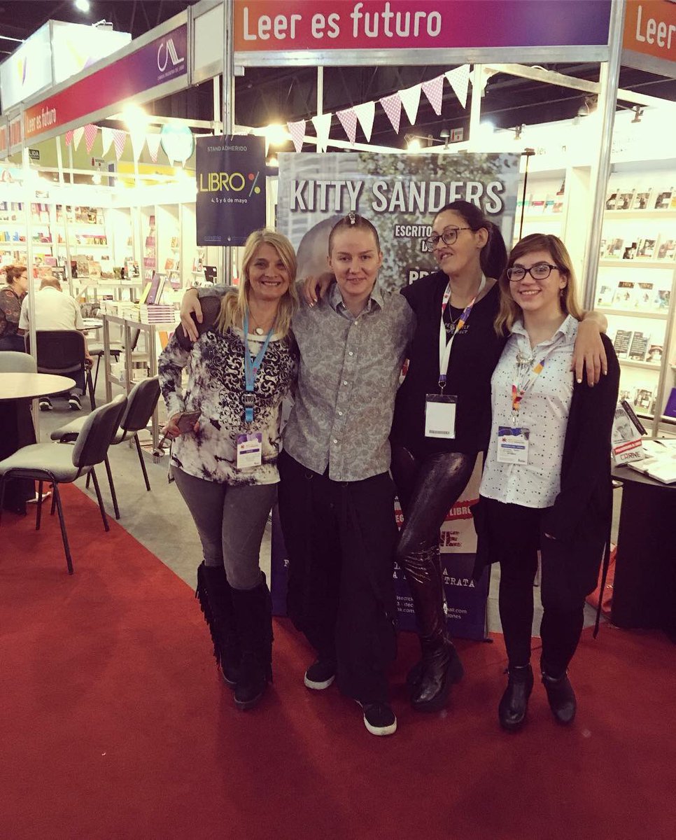 vitymar's tweet photo. Stand Colectivo de la Cal! Con @kisanders !!! Gracias Yoli, Giuli y Gladys de la #camaradellibro https://t.co/uXcPgSCdN5