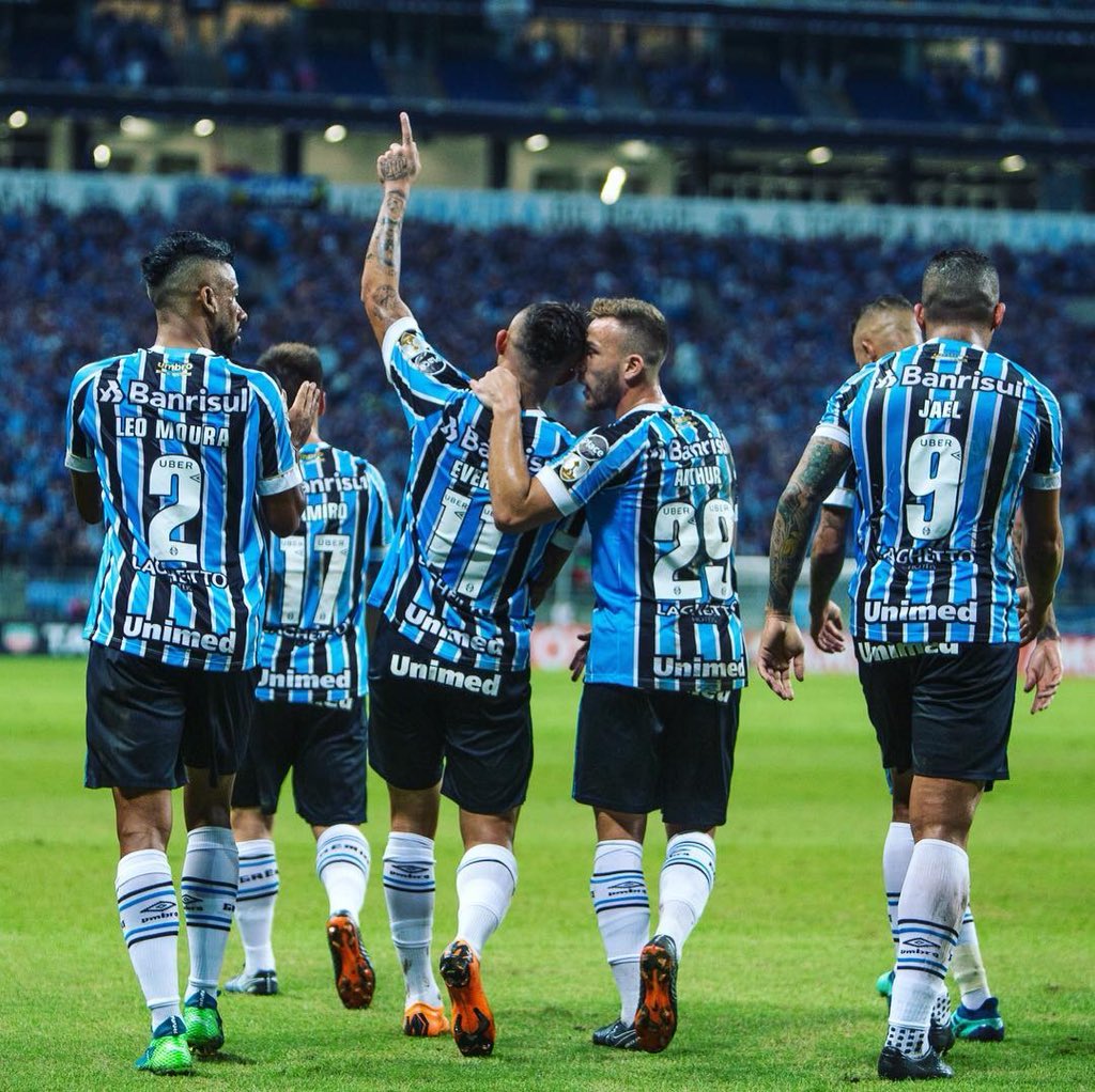 blitztricolor's tweet photo. GRÊMIO 5 X 1 SANTOS.

QUE TIME.
QUE SELEÇÃO.
QUE GRUPO. https://t.co/Da0fCfTsgw