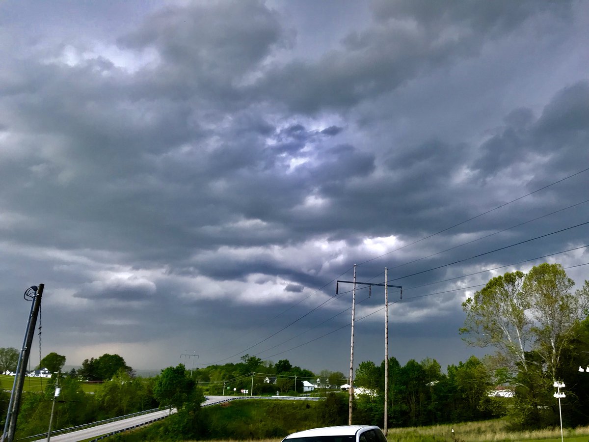 Camo_Spider's tweet photo. Waiting for the storm #AlphaKY #kywx @Kentuckyweather @nwsjacksonky https://t.co/P4sHSLP8tu