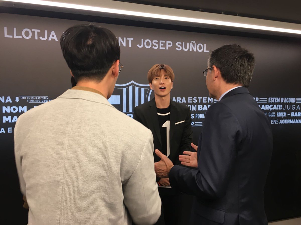 heiboe_bl's tweet photo. 180507 Laliga 웨이보 
동해와 이특은 엘클라시코 관람 전 FC 바르셀로나의 회장 바르토메우와 악수를 하고 친밀하게 이야기를 나누고 다정하게 사진을 찍었다. 
또 슈퍼주니어의 이름이 있는 바르셀로나의 유니폼을 받았다.
(6장) https://t.co/vUYRMnGeZA https://t.co/MT5jwuSMEN