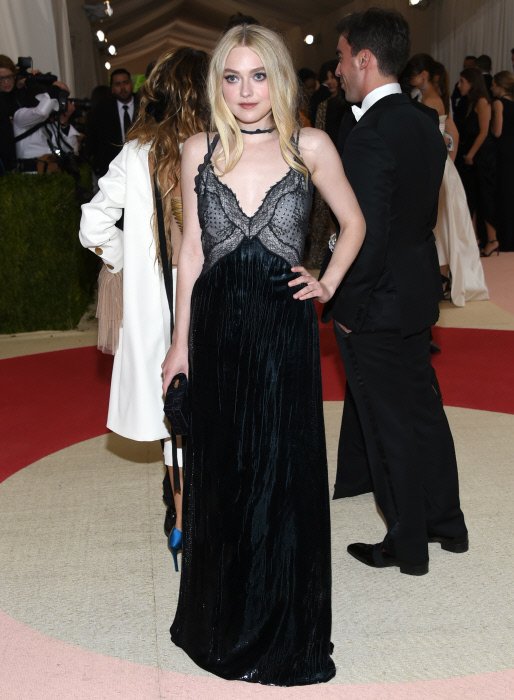laverde_o's tweet photo. #twilightcast #MetGala https://t.co/L6YRBcdN5V