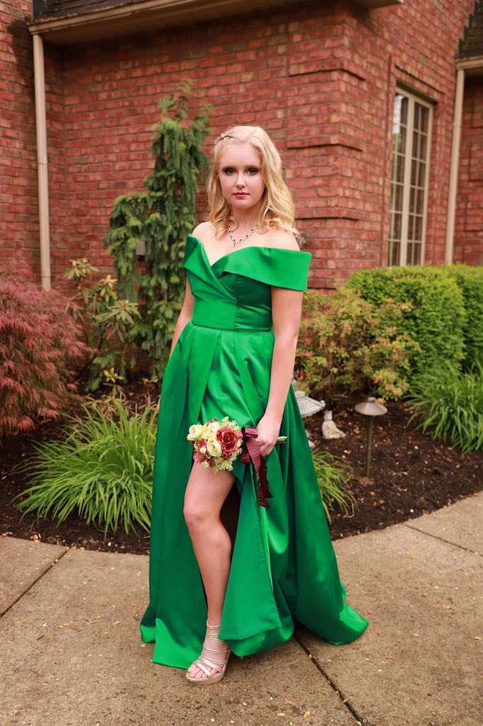 bbeccaa0's tweet photo. when your prom date bails on you the day before your senior prom but you SLAY anyways https://t.co/i7gxjY5Iav