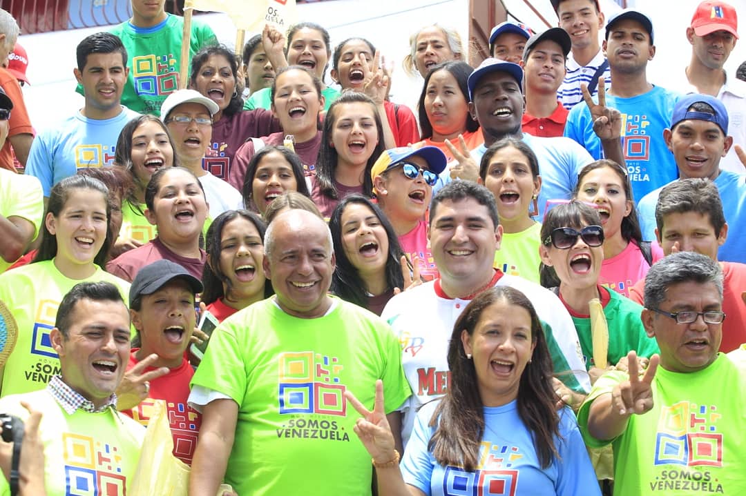 JEHYSONGUZMAN's tweet photo. Con el Amor más puro de nuestro Pueblo recorrimos junto a la #CaravanaDeLaEsperanza del @MSomosVen los Centros Electorales habilitados para el Simulacro Electoral en los Municipios Campo Elias y Libertador, rumbo a la Victoria del Pdte. @nicolasmaduro este 20M  #ElMundoConMaduro https://t.co/Obf3OIKfUt