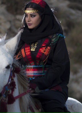 .
.
.
.
.
.
.
.
.

#قلبي يقول #اوقف و #عقلي يقول آمش
وعيني تقول ابي #ارتوي من حلاها🍂

.