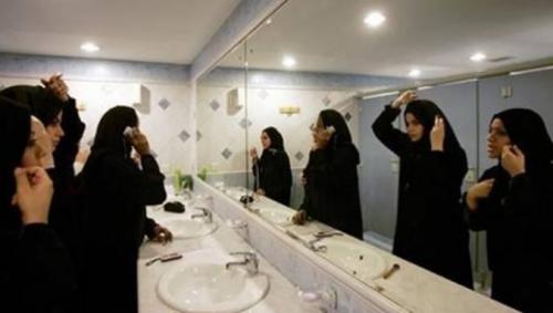 Egtema3yNetwork's tweet photo. بالصور.. ضبط شاب يرتدي النقاب ويتجسس على النساء في دورات المياه.  https://t.co/G0l3IXzjcm https://t.co/HtrKzb6530