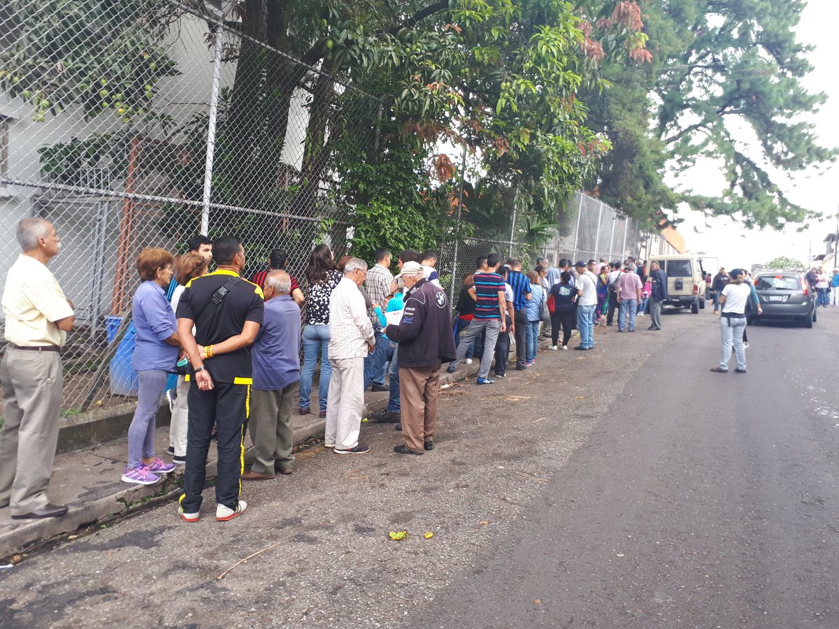 FreddyBernal's tweet image. #Táchira | Desde el centro electoral Liceo Simón Bolívar en San Cristobal, participamos en el simulacro electoral. Hoy chequeamos la maquinaria roja rojita, rumbo a la gran victoria del #20May