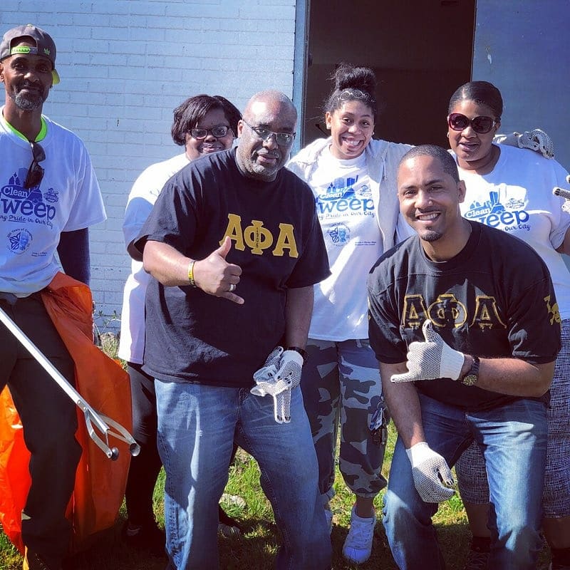 ERL1906's tweet photo. The brothers of Alpha Phi Alpha @ERL1906 &amp; @musigmaalphas #givingback to the #Rochester NY community at #CleanSweep2018
#welivehere
#AlphaPhiAlpha
#AlphaEast
#NYACOA https://t.co/Go5DDZNeiC