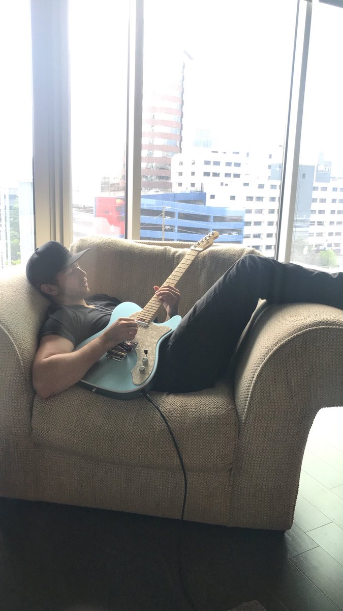 AlecTaylorMusic's tweet photo. Sunday vibes w/ my new girlfriend 🎸 https://t.co/V2KRbl5LaA