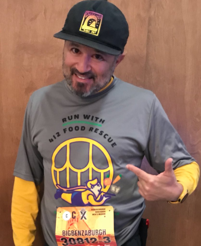 bigbenzaburgh's tweet photo. When you PROUDLY run for the @412FoodRescue that was born in #BraddockBeautiful then you cheer up #RunnersOfSteel with @JohnFetterman Shirt at @PGHMarathon #PRICELESS #MarathonHeroes #GameOnPGH #FoodRescueHero #TeamFetterman ππͺπΌ https://t.co/XRJFmVjPOU