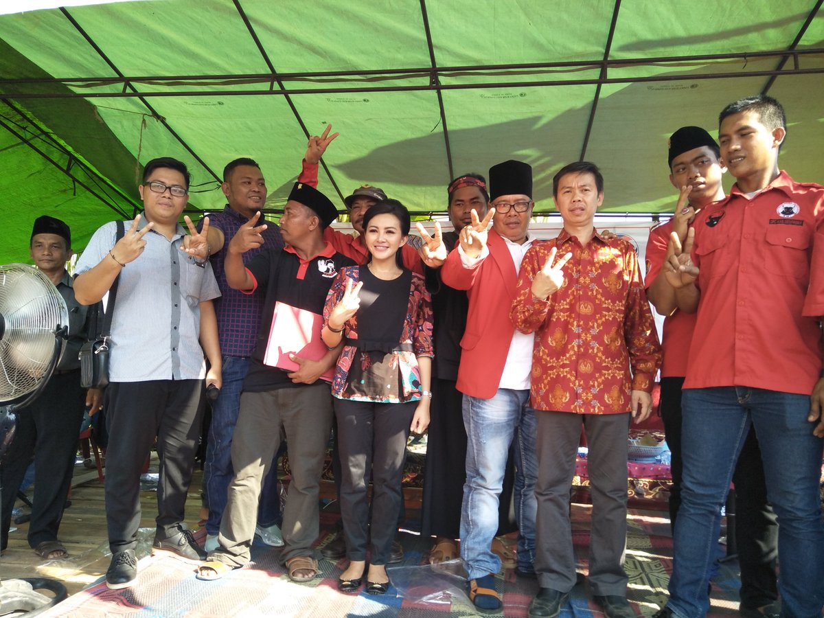 PDIP_mempawah's tweet photo. Kampanye Karolin untuk Kalbat Hebat ramai.  Pemimpin muda ini pasti menang.  27 Juni jangan lupa coblos no.  2.
#pilgubkalbar2018 
#KarolinGidotMenang 
#PDIPerjuanganM3nang https://t.co/Ww36MKCbgy