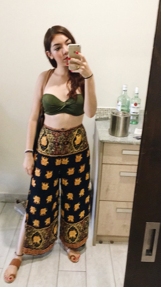 alicecardoza's tweet photo. Hace mucho quería subir esta foto porque me gustó mi outfit playero pero nunca lo hice porque me daba pena el pequeño detalle que sale atrás #cabo2017 https://t.co/DFERMR0APy