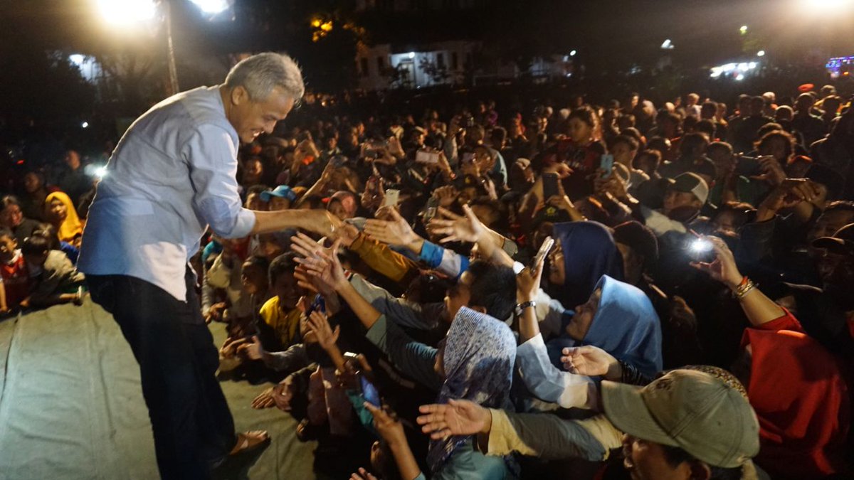 ganjarpranowo's tweet photo. Rakyat Muntilan... panjenengan menyenangkan.. salam https://t.co/Zues86z5jJ