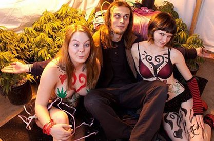 Springs4204's tweet photo. when I did a body painting for a High Times shoot and a special model called Space Queen - Feb 2011 #HighTimesShoot2011 #Feb2011 @TheSpaceQueen https://t.co/kOPtraGqhz