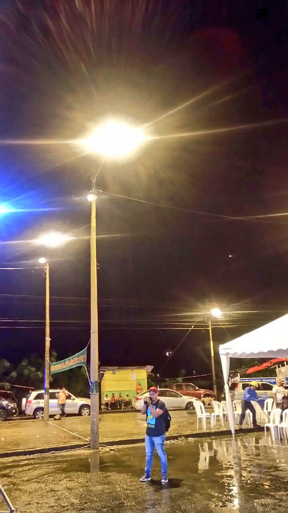 CNEL_EP's tweet photo. Gracias al #GobiernoDeTodos, hoy 2 parroquias más están iluminadas en #Esmeraldas, cerca de 1.000 ciudadanos beneficiados. Obras que mejoran la calidad de vida en los sectores rurales como Mujua y San Mateo. El programa #IluminaTuBarrio sigue a paso firme https://t.co/yaR4omOups