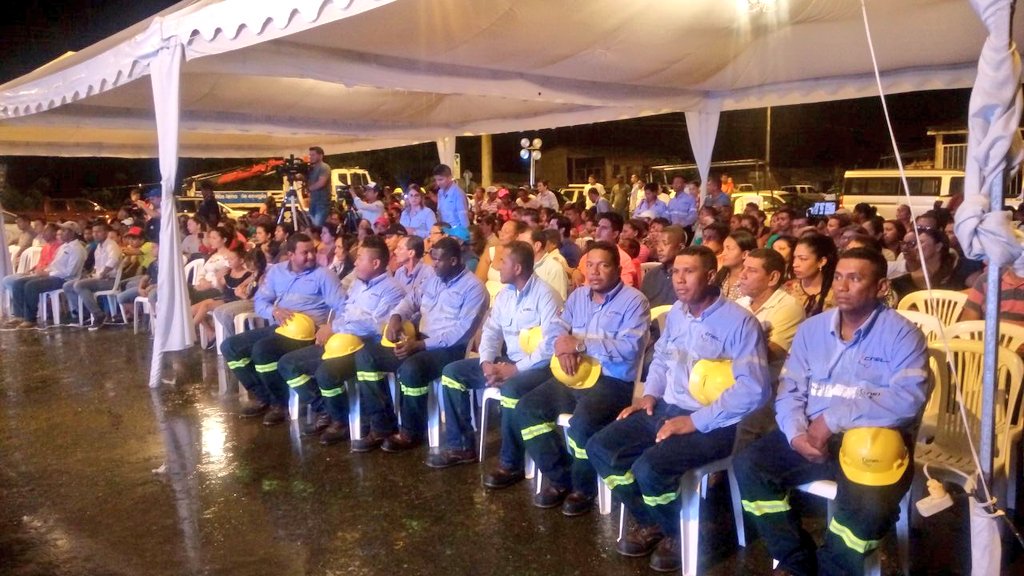 CNEL_EP's tweet photo. Gracias al #GobiernoDeTodos, hoy 2 parroquias más están iluminadas en #Esmeraldas, cerca de 1.000 ciudadanos beneficiados. Obras que mejoran la calidad de vida en los sectores rurales como Mujua y San Mateo. El programa #IluminaTuBarrio sigue a paso firme https://t.co/yaR4omOups