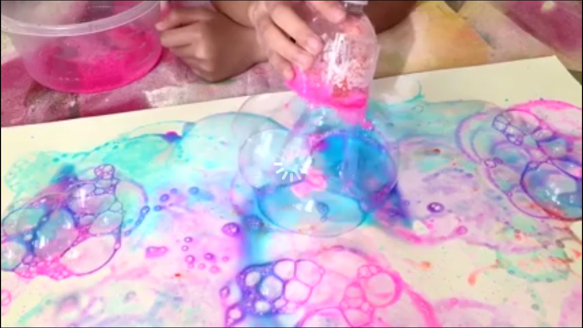 Brilliant blowing bubble activity...for out in the garden!! 
Fun ✅ 
Lots of long blows ✅ 
Messy ✅ 

Recycled plastic bottle bubbles:
facebook.com/helloWonderful…