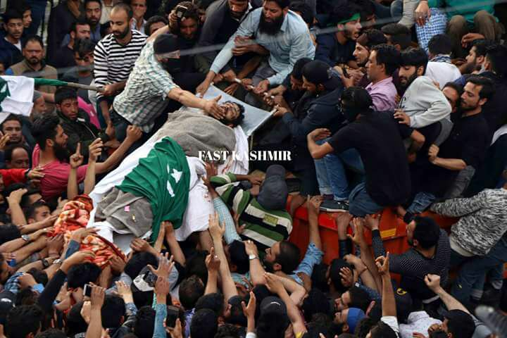 KhawajaMAsif's tweet photo. قتل گاہوں سے چن کر ہمارے علم 

اور نکلیں گے عشاق کے قافلے 

جن کی راہ طلب سے ہمارے قدم 

مختصر کر چلے درد کے فاصلے https://t.co/0v4EOJleKm
