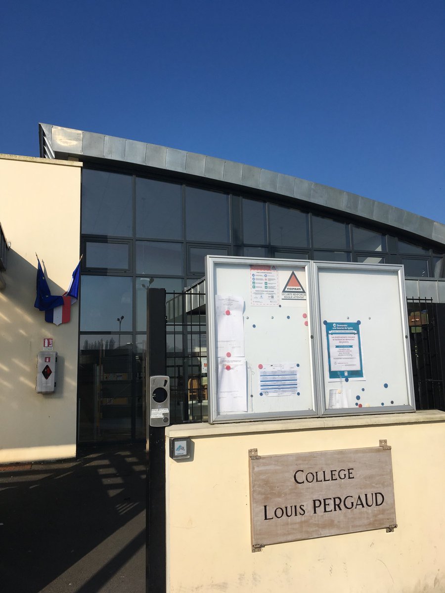 Pergaud14's tweet photo. Révisions du DNB, deuxième année, deuxième session. Les 20 élèves inscrits ont le sourire ce matin. Ils vont tester leurs compétences avec nos volontaires en service civique. Autonomie et responsabilité. #perseverance https://t.co/K6WFpagfqp