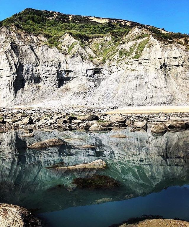 jurassic_coast's tweet image. We usually see views from Golden Cap looking down...so here it is from the bottom with a fantastic reflection. Thanks @pitch.j 👏.
.
.
#jurassiccoast #goldencap #jurakusten #côtejurassique #costagiurassica ift.tt/2rs16s3