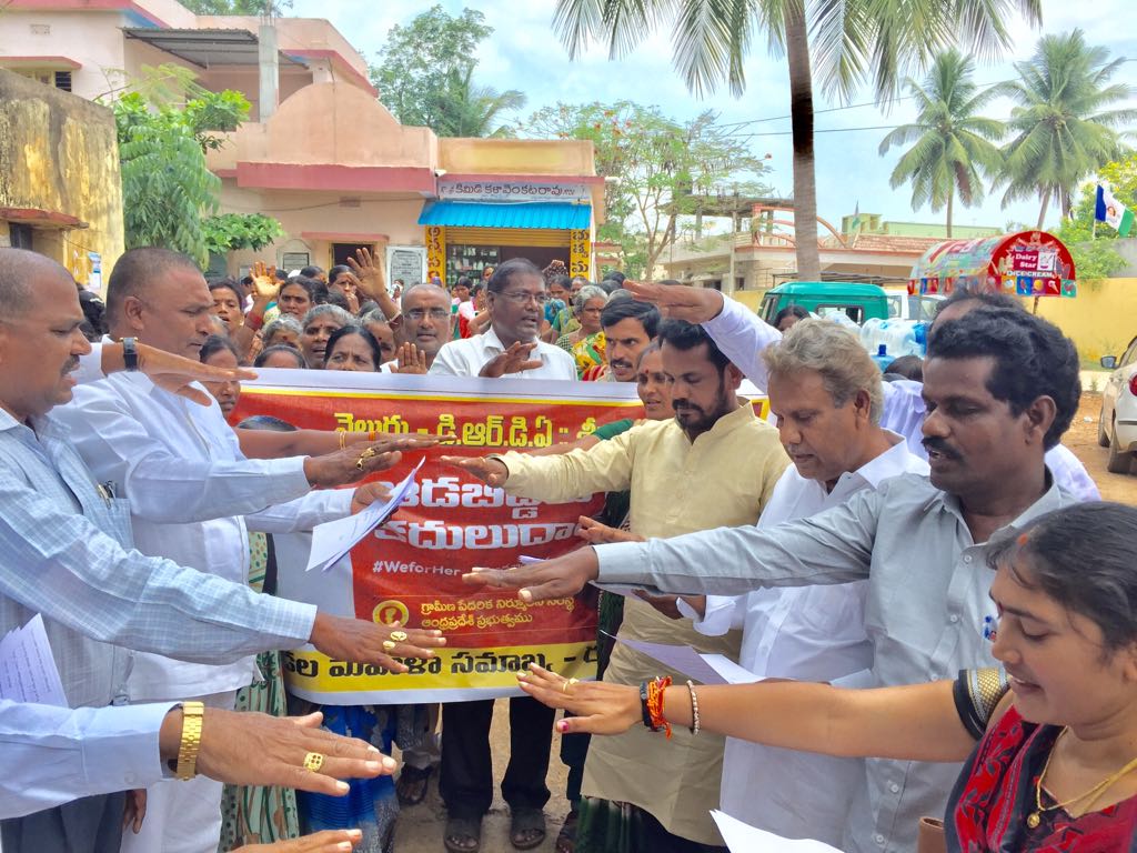 EcherlaNER's tweet photo. ఈరోజు ఎటిచెర్ల నియోజకవర్గం జరిగిన "ఆడపిల్లల సంరక్షణ కార్యక్రమం"లో మన ప్రియతమ నేత NER గారు ఆడపిల్ల యొక్క విశిష్టత ను తెలియచేయడం జరిగింది. దాచేపల్లి ఘటన కలచివేసిందని @NERTDP గారు ఆవేదన వ్యక్తం చేసారు.ఇలాంటి ఘటనలు జరగకూడదని తెలియచేసారు.
@tdptrending @ncbn
#WeForHer 
#ఆడబిడ్డరక్షణ https://t.co/OmJgF3Vwxv