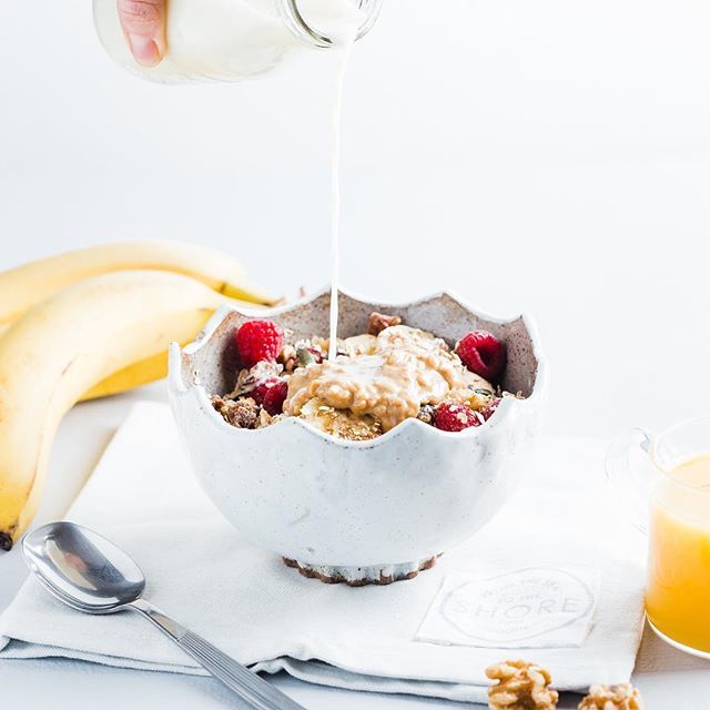 Start the day right with this nutritious bowl of oats. ift.tt/2DnhChH link in bio. #vegan #veganbreakfast #healthybreakfast #workoutfood #energyfood #oats #bananas #raspberries #nutbutter #veganworkoutfood #veganeats #veganrecipes #vegansofig #… ift.tt/2FRzzW7
