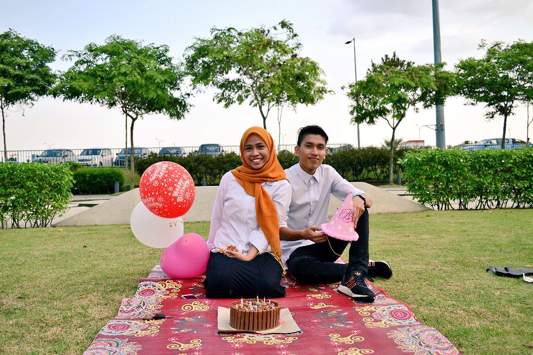 EhAkmalAkimLaa's tweet photo. Happy birthday my @ayangjamilah . Yeah I love you so much. Just want to make you smile. I will always be with you. 6th May 🎂🎁 https://t.co/6A2tjtNdIc