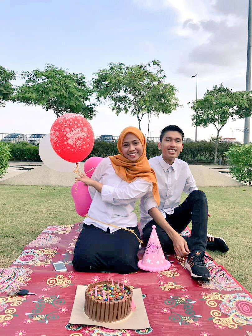 EhAkmalAkimLaa's tweet photo. Happy birthday my @ayangjamilah . Yeah I love you so much. Just want to make you smile. I will always be with you. 6th May 🎂🎁 https://t.co/6A2tjtNdIc