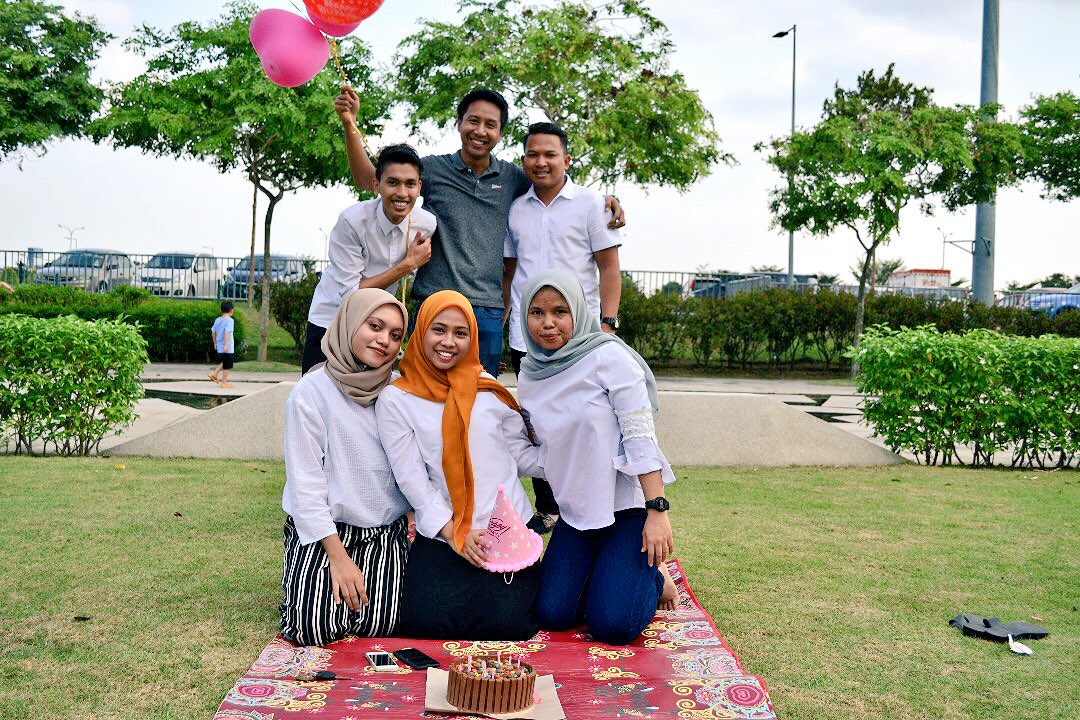 EhAkmalAkimLaa's tweet photo. Happy birthday my @ayangjamilah . Yeah I love you so much. Just want to make you smile. I will always be with you. 6th May 🎂🎁 https://t.co/6A2tjtNdIc