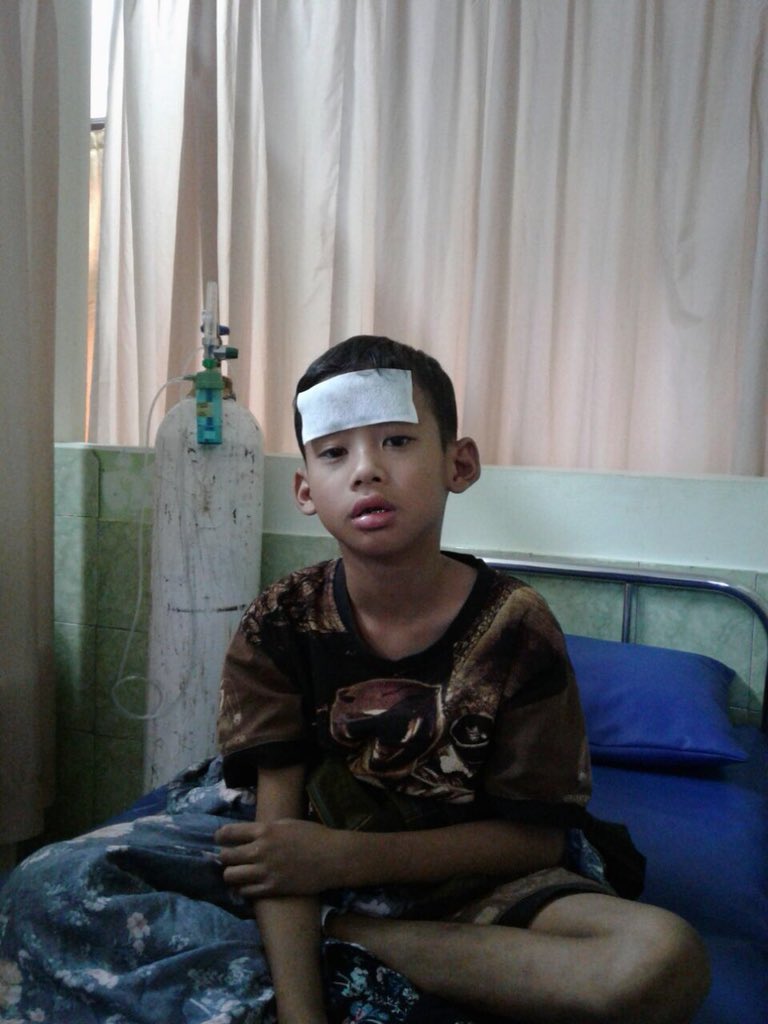 Via @TCT_Bandung : Anak ini di antar polisi ke pukesmas padasuka dlm keadaan demam, dia tuna rungu.
Skrng ada di puskesmas padasuka. Jika ada yang kenal bisa datang langsung ke Puskesmas Padasuka