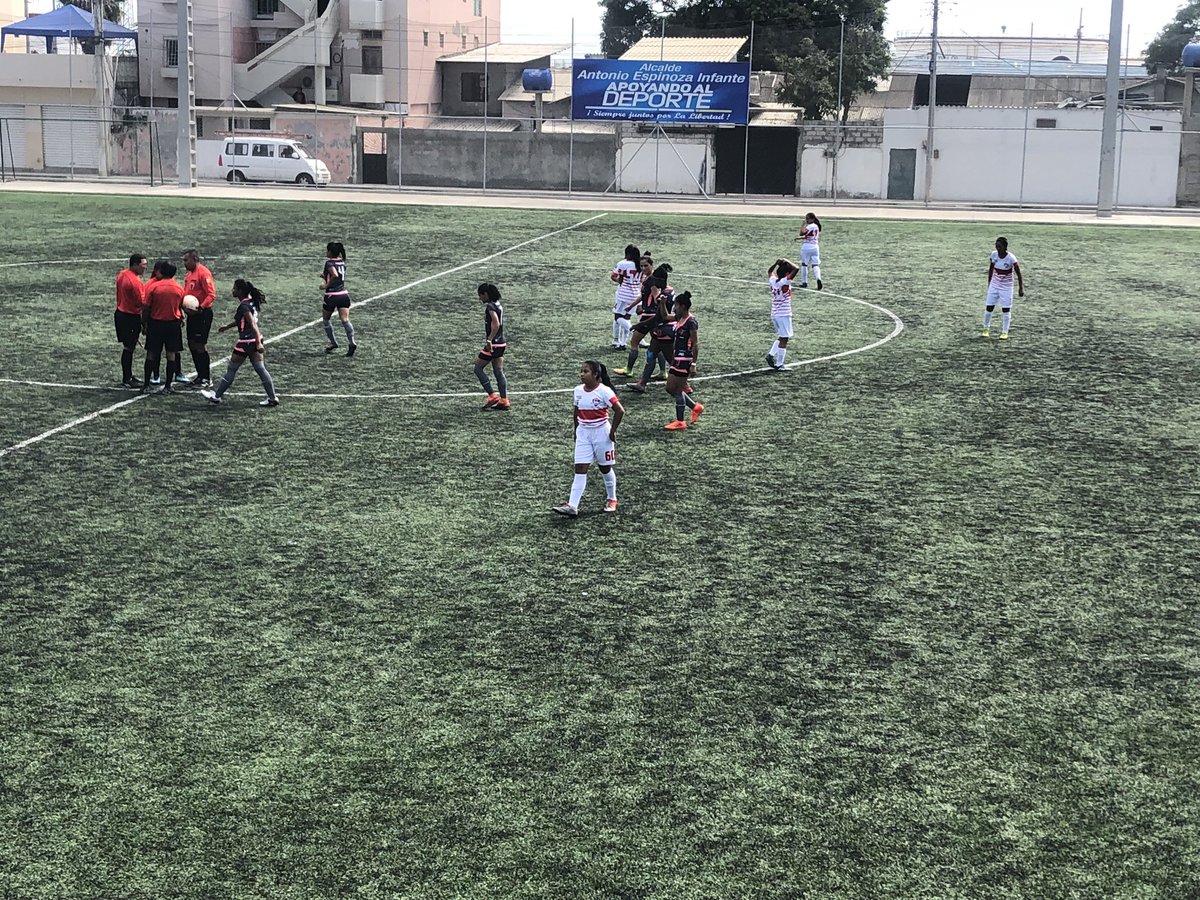 leisla_ag10's tweet photo. Un mismo equipo, una misma pasión #Fútbol @Angie6Ponce siempre adelante sin bajar los ánimos, siempre dando todo hasta el final de cada partido #AbrazoDeGol ⚽️ https://t.co/xnB2k6Mch8