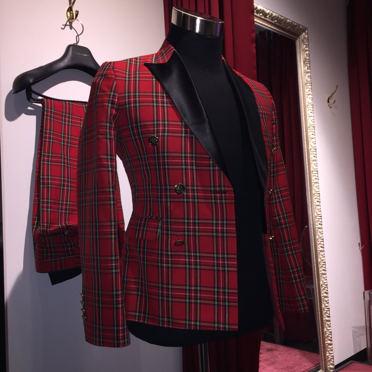 Lydia大阪くん 仮 オーダースーツ お客様スーツ紹介 こちらはgdragonの真っ赤なチェックスーツを再現してデザインしました ゴールドボタン ダブルブレスト ピークラペルで華やかな印象になっております Hp T Co 3vdwnuyszm ホスト オーダー