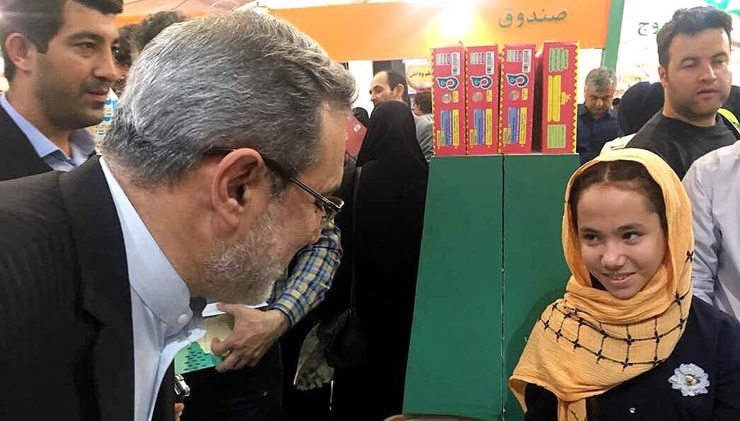 sm_bathaei's tweet photo. رونق #نمایشگاه_کتاب خبر بسیار خوشی برای فعالان تعلیم و تربیت است.
#آموزش_و_پرورش در غرفه‌های #کانون_پرورش_فکری، #انتشارات_مدرسه و #رشد حضور پر رنگی در نمایشگاه دارد.
در این غرفه‌ها همکارانم، خانواده‌ها را برای انتخاب #کتاب مناسب راهنمایی می‌کنند.

https://t.co/ffNMxImcDF https://t.co/i3k2u8a7U2