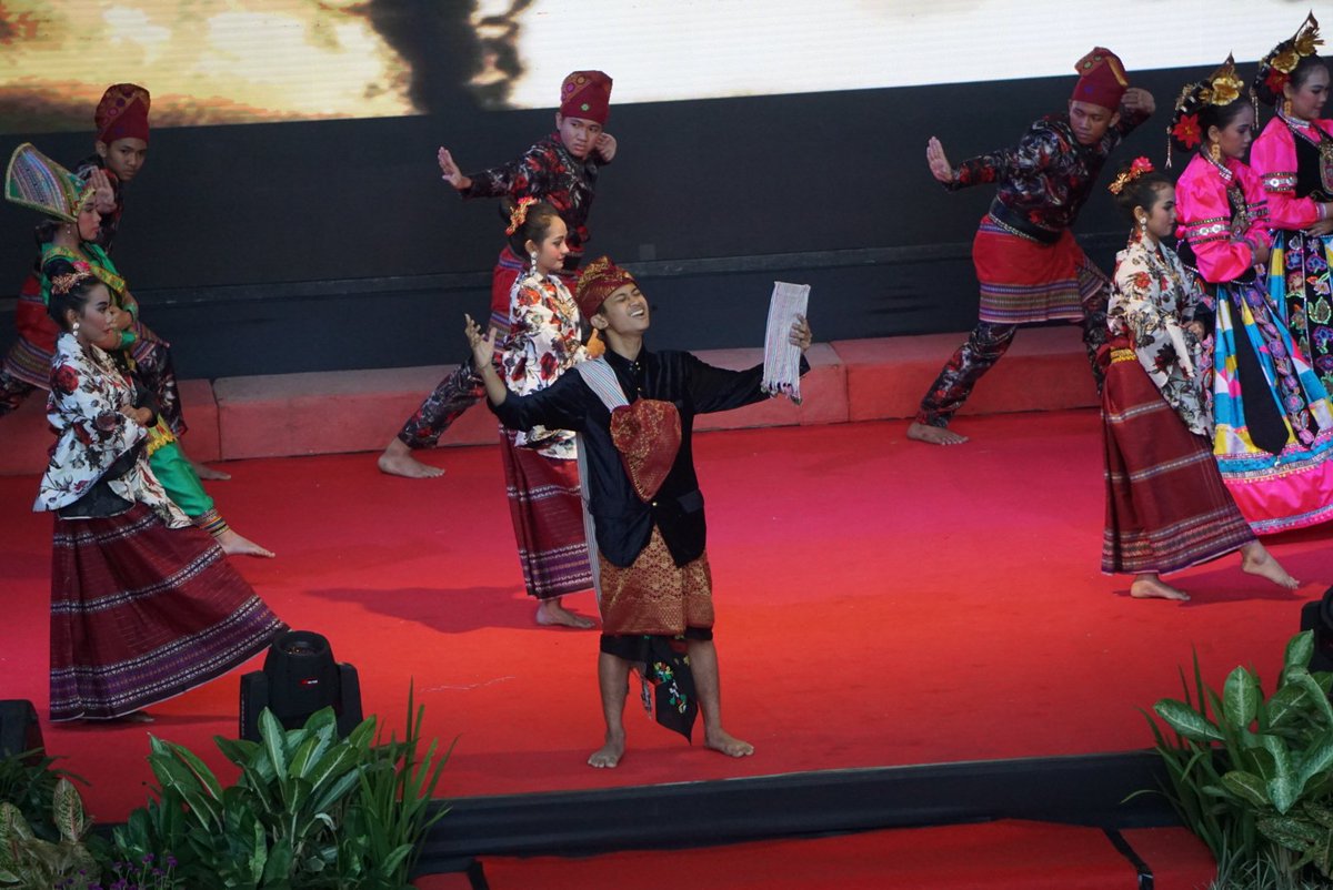 Kemdikdasmen's tweet image. Puncak Peringatan #Hardiknas2018 ditutup dengan penampilan tari &amp;amp; puisi berjudul "Kami Rindu Lagi Padamu" yang dibawakan siswa-siswi SMA dari sanggar binaan Ditjen Kebudayaan Kemendikbud. #PuncakHardiknas2018 #LKS2018