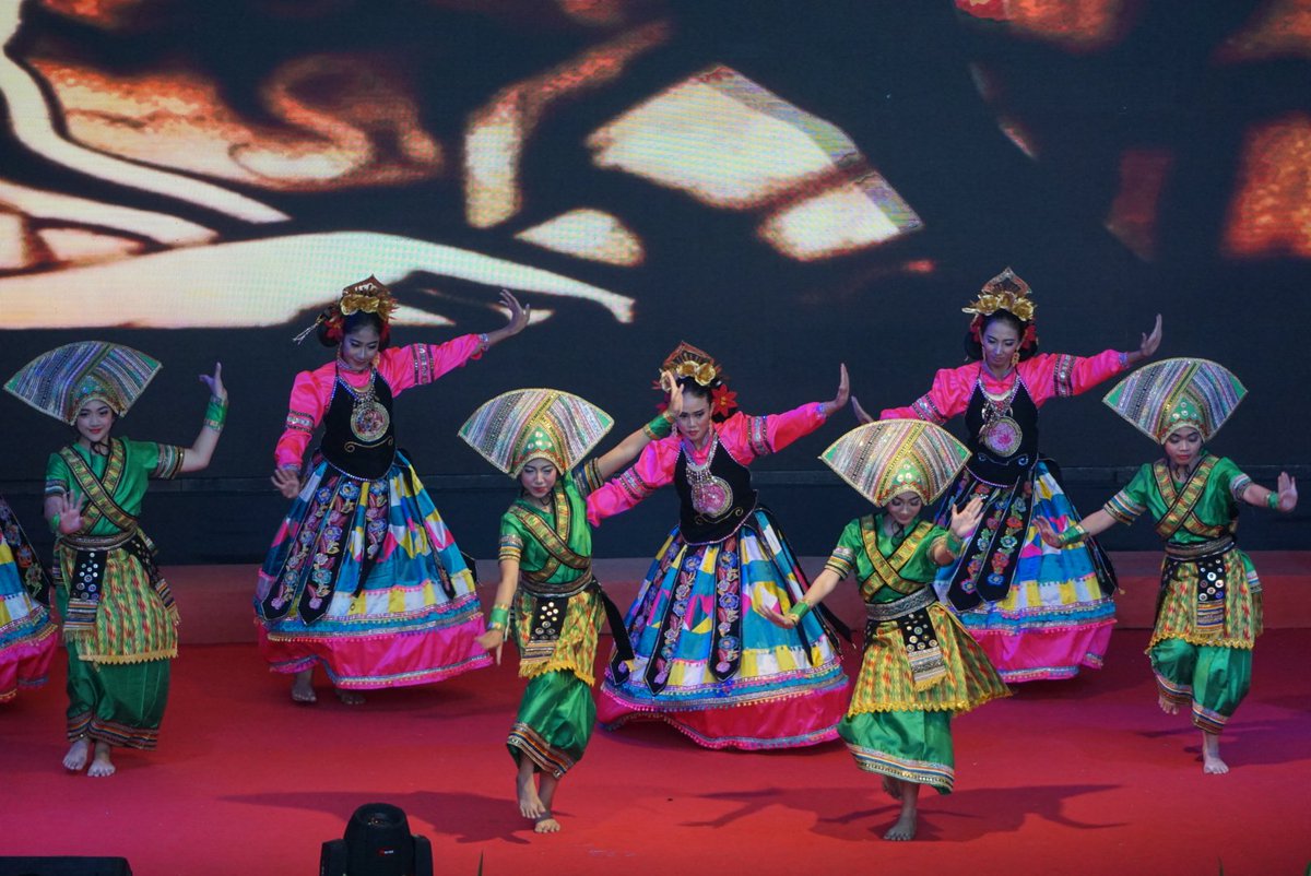 Kemdikdasmen's tweet image. Puncak Peringatan #Hardiknas2018 ditutup dengan penampilan tari &amp;amp; puisi berjudul "Kami Rindu Lagi Padamu" yang dibawakan siswa-siswi SMA dari sanggar binaan Ditjen Kebudayaan Kemendikbud. #PuncakHardiknas2018 #LKS2018