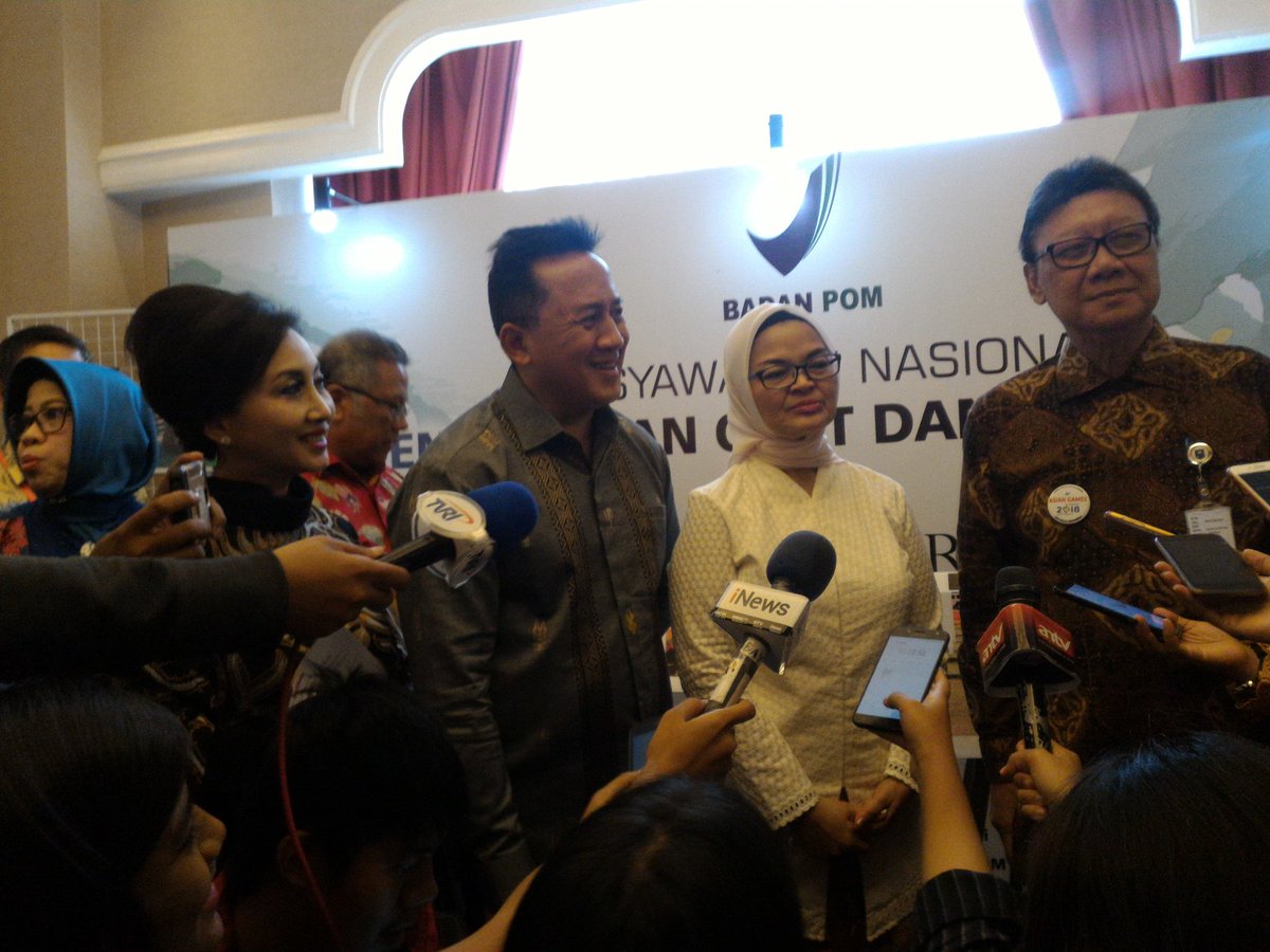 BPOM_RI's tweet photo. Kepala BPOM, Mendagri, Kepala Bekraf, serta Perwakilan Pelaku Usaha memberikan keterangan pers kpd wartawan
#MUNASBPOM2018
#UMKMBERDAYASAING https://t.co/Ei6KexzBgY