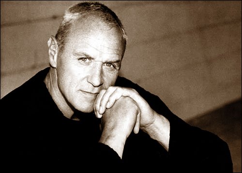    Wishing a very happy birthday to Alan Dale! ¡Feliz cumpleaños 