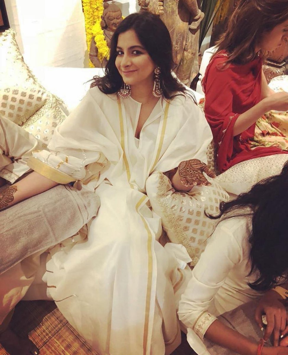 Sitting Pretty!

Rhea Kapoor wows in AJSK Gulabo!

 #abujanisandeepkhosla #AJSK #abusandeep #ajskgulabo