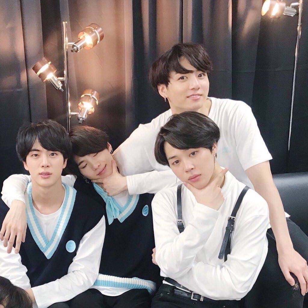 Quynhmie's tweet photo. Nhìn vào ảnh và cảm nhận sự kì diệu =))) @BTS_twt 
Cre: Flower Anger - BTS VietNam fanpage
#PremiosMTVMiaw 
#MTVBRKPOPBTS https://t.co/0r509FbWOI