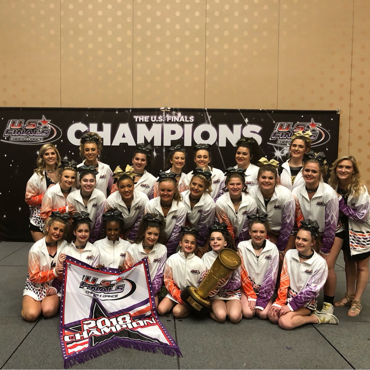 wcgalaxy's tweet photo. What an amazing way to end the season!!! US Finals Champions!! 🥇🏆💛 https://t.co/gh0zKGpj4G
