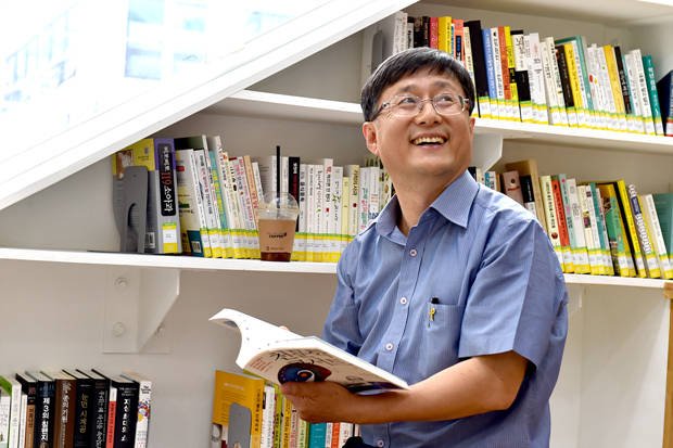 노원병 재보궐에 출마하는 김성환 후보는 노통의 유고집인 '진보의 미래' 최종 편집자입니다.

-낙선할테니 너 나와 일 같이 하자-던  노통에게  끌려가 한국미래발전연구원 기획실장으로 일하던  후보.

민주세력의 재집권을 위해 준비하던 책이 유고집이 될줄 몰라서 편집할 때 많이도 울었답니다.