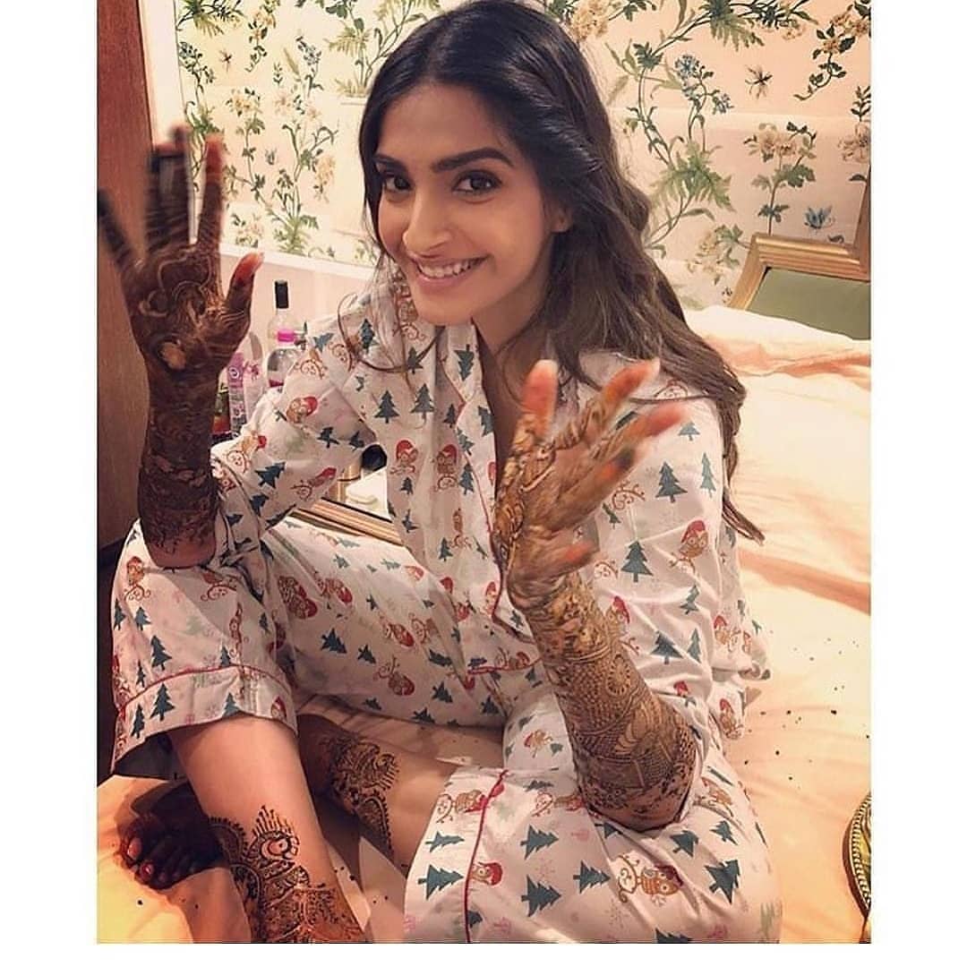 the_fab_app's tweet photo. #CoupleGoals from yesterday's Pre Wedding Ceremony of @sonamakapoor.. 😍
#TheFabApp #FabOccasions #sonamkapoor #sonamanandwedding #sonamkishaadi #anandahuja #couple #couplebatik #cutnessoverloaded #cutness #cute #adorable #selfie #beauty #beautiful #pretty #prettiest #Mehendi https://t.co/ed27lwammH