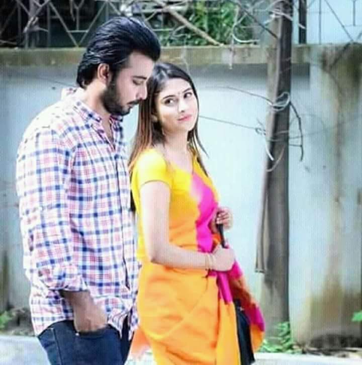 আশা দেওয়া,স্বপ্ন দেখানো
          খুব সহজ,,
কিন্তুু সারা জীবন পাশে থেকে
     কথা রাখা খুব কঠিন।।