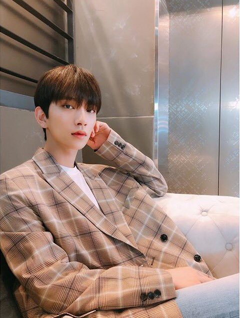 wontouni's tweet photo. HELLO MINGJOSH r u guys drinking wine again this Monday afternoon????? #staringintothedistance #8photo #joshknowshowtocreditproperlyimproud https://t.co/peLlbQcNnc