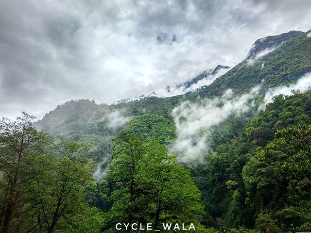 Cycle_Wala's tweet photo. En route to Mangan from Lachen, I had this magnificent view on the right. 
#_woi #igersofindia #indianshutterbugs #india_everyday #picturesofindia #travelgram #bud_poi #travelrealindia #rop_ #_moi #yourshot_india #indian_igrammers #trell #theindianroute … https://t.co/GogMIO4gal https://t.co/PXtMEpFvIg