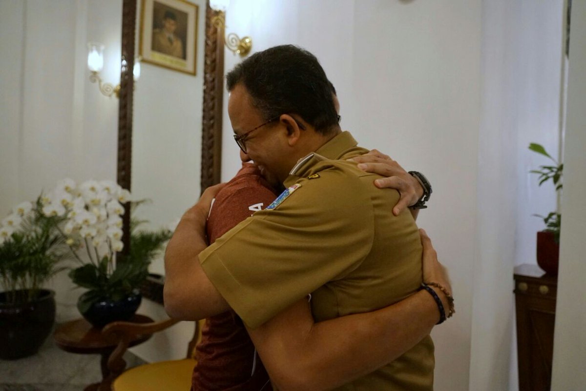 sandiuno's tweet photo. Selamat ulang tahun yang ke-49, Mas @aniesbaswedan. Semoga sehat selalu, barokah dalam umurnya, selalu berada dalam perlindungan Allah Subhanahu Wa Ta’ala, dan terus memberi manfaat bagi kita semua. Jangan lupa traktirannya ya, bro! https://t.co/JQfQWmoBXw